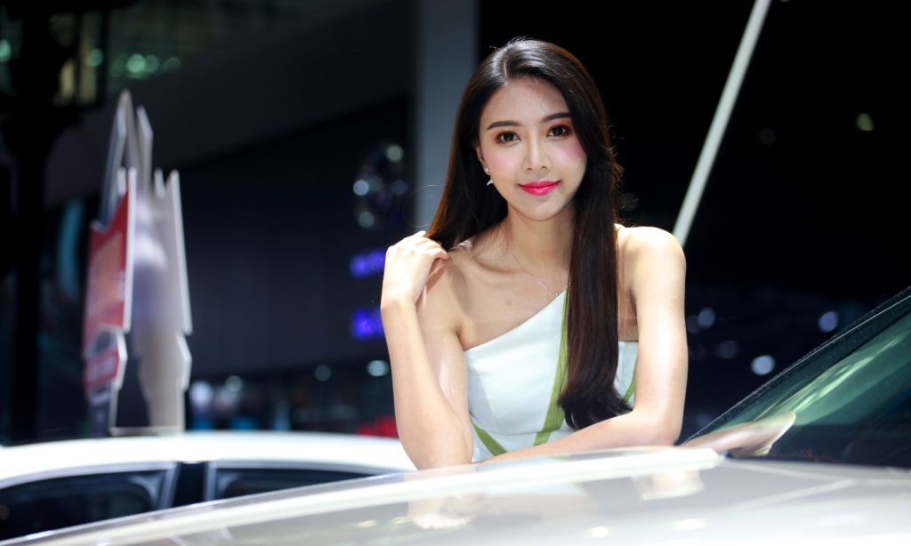 逛车展抓拍靓丽汽车模特