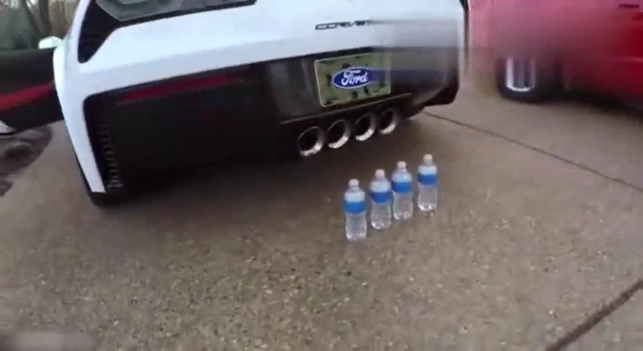 200多万的跑车排气管放四瓶水，一脚油门下去，才明白什么叫霸气