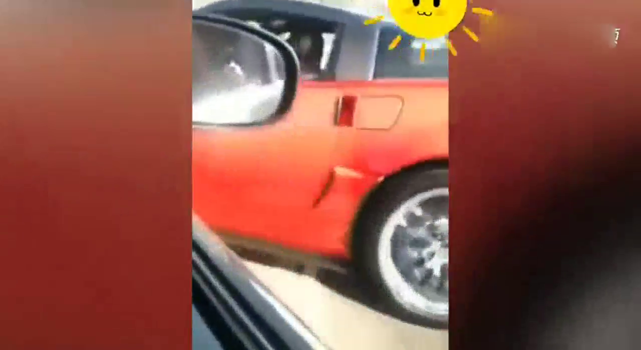 开跑车超车不成反撞向他车，驾驭不了跑车就不要开