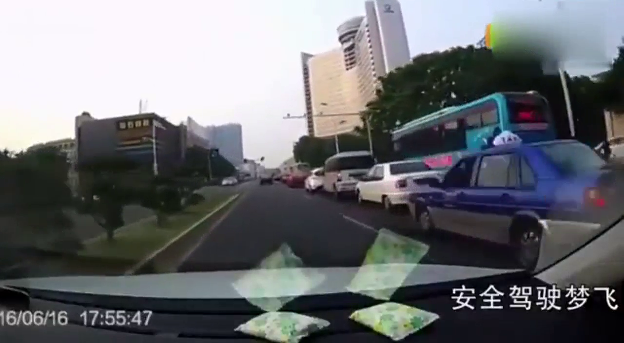 骑电动车的一定要看，一定要遵守交通规则