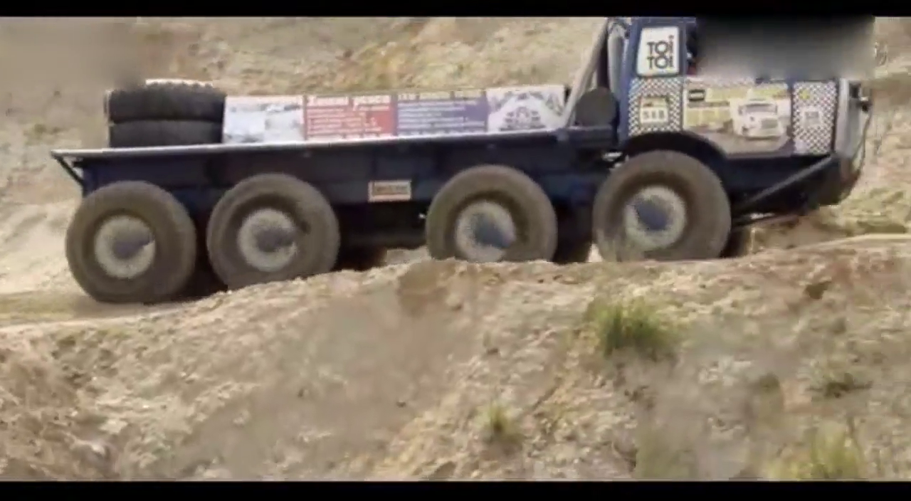 八轮卡车怪下90度高坡，这技术真TM厉害，快赶上蜘蛛侠了