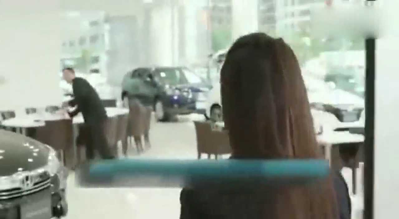 18岁学生妹试驾跑车，开的真溜！