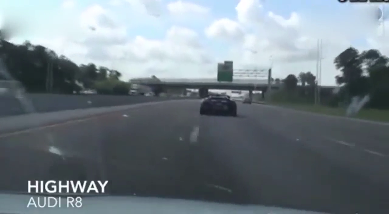 奥迪R8正准备变道，奔驰跑车不让，看到最后吓死了！