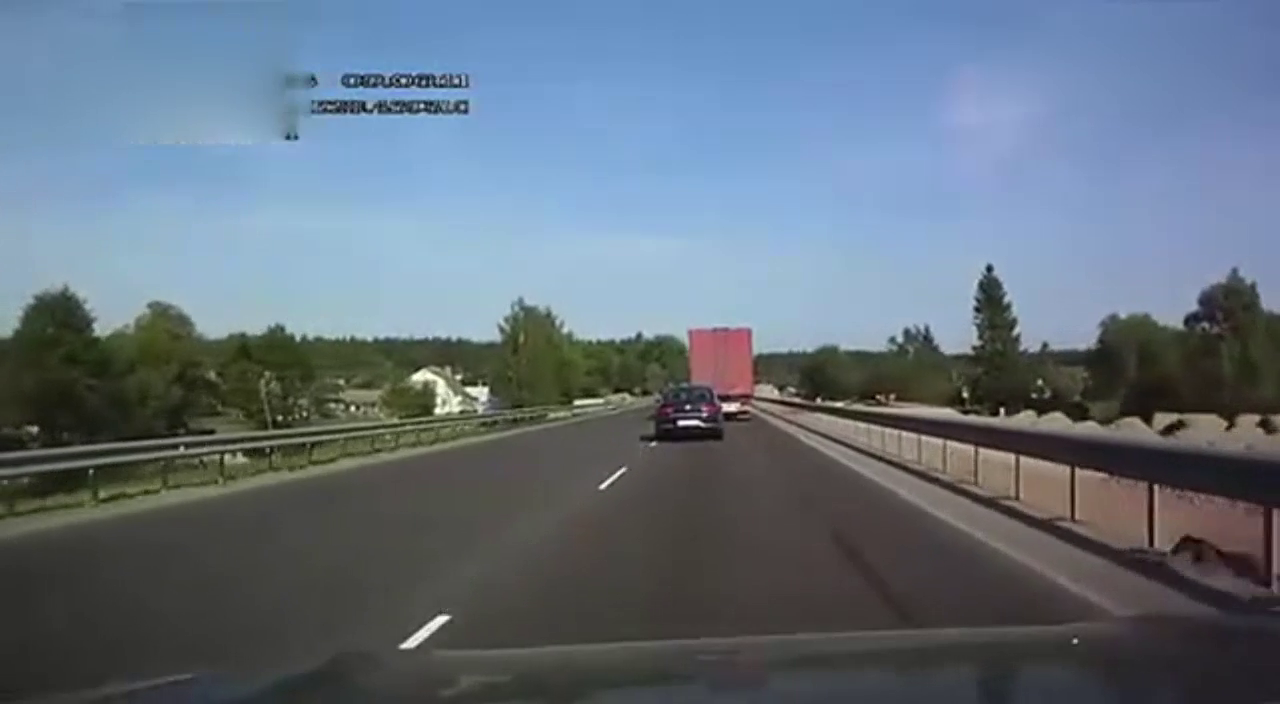 凯美瑞急刹车遭卡车追尾，这都是命啊