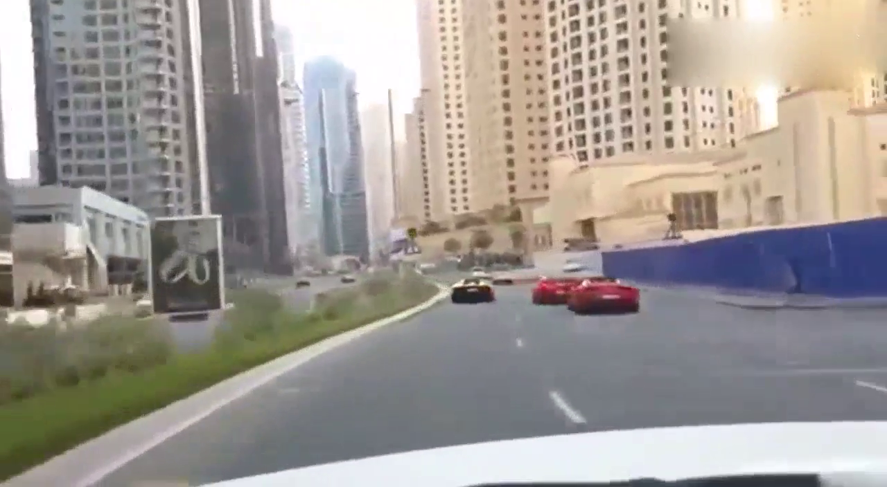 3辆兰博基尼跑车耍酷炸鸡街，下一秒1000万的车就烧了