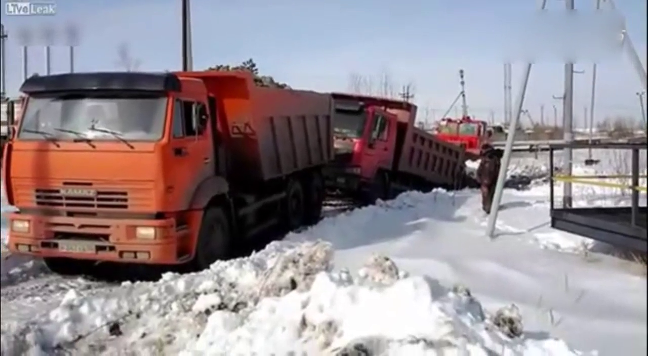 俄罗斯卡车想拉中国重汽一把，没想到拉出了问题