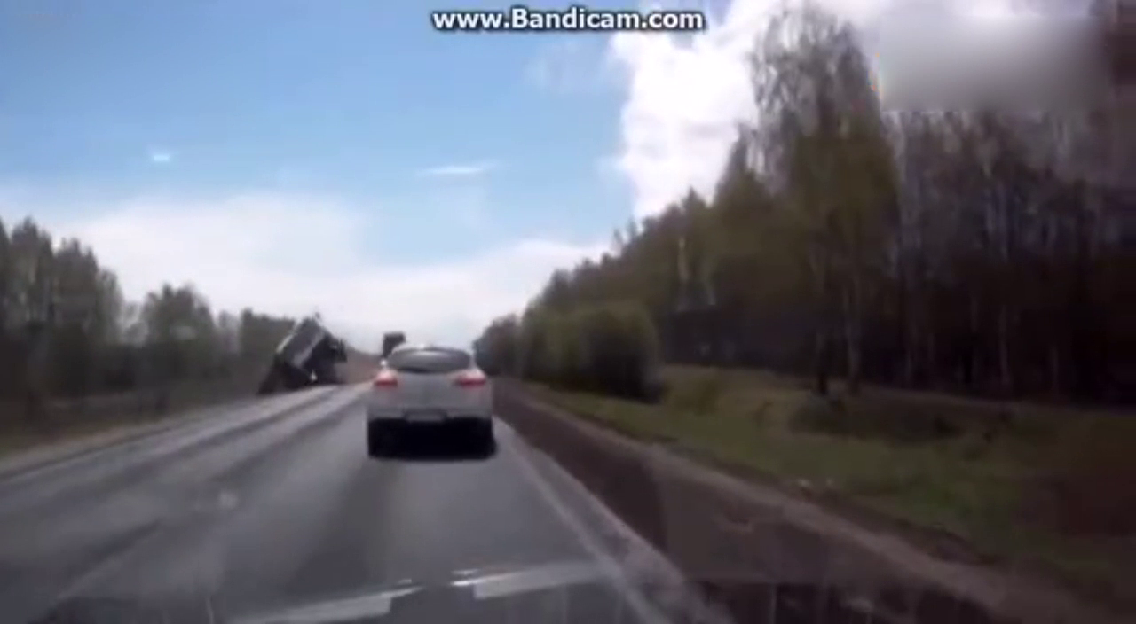 卡车“脚滑”出车祸 车体垂直翻转360度