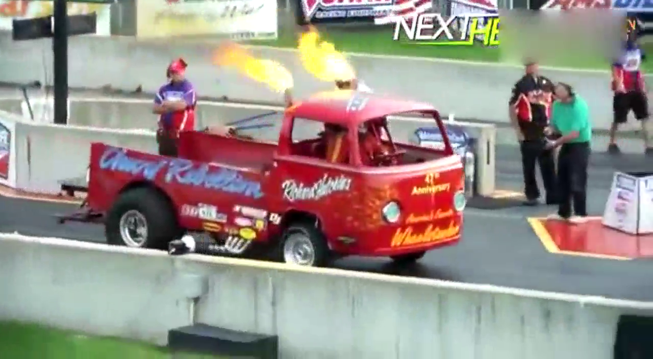 卡车赛道测速，车头直立靠后轮冲过去了