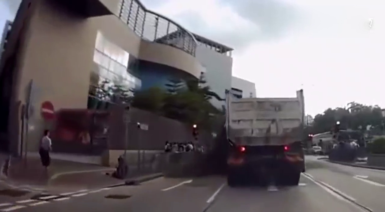 离它们远点 大卡车任性的10个悲催瞬间