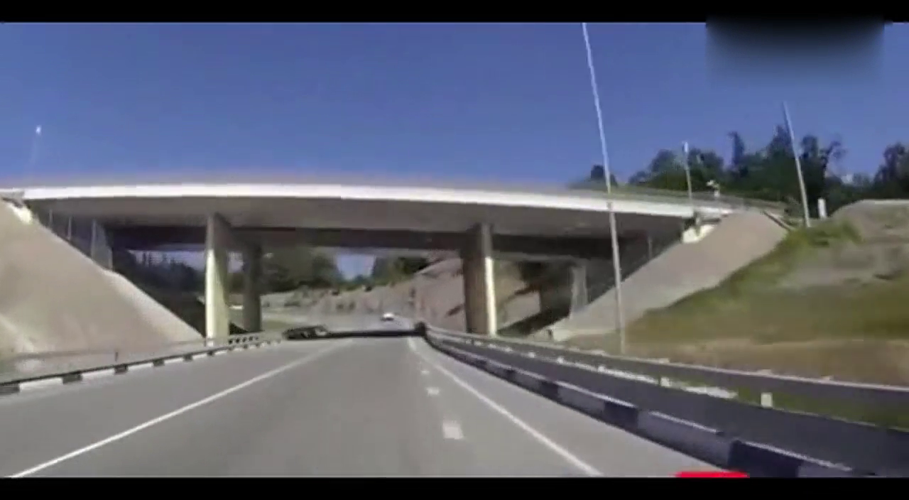 我开车就拐了个弯却被卡车“抽了个嘴巴”，疼！