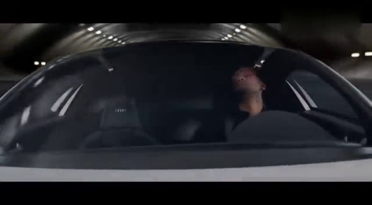 一部超级跑车，在震撼的视觉和速度的冲击下报废了