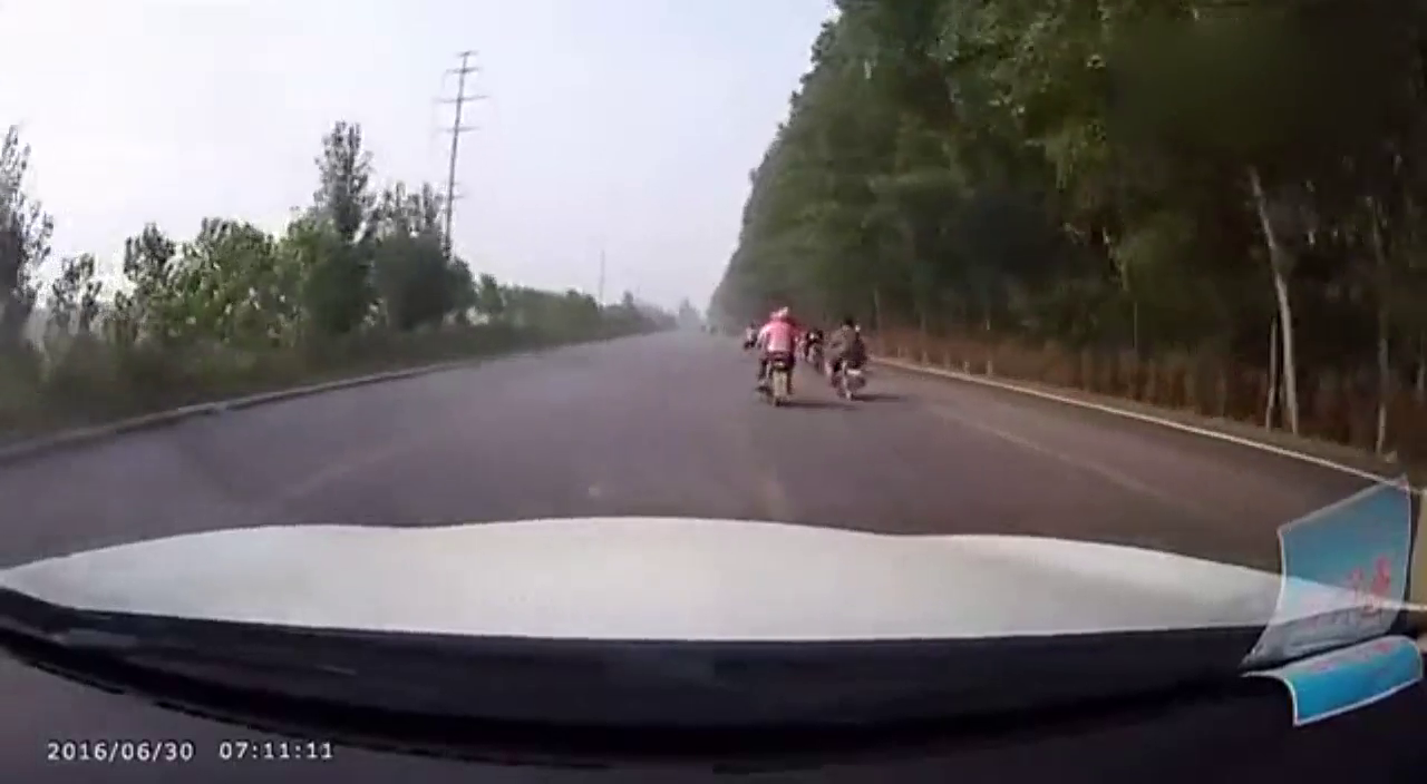 新手司机吧？竟然敢跟骑电动车的拼速度