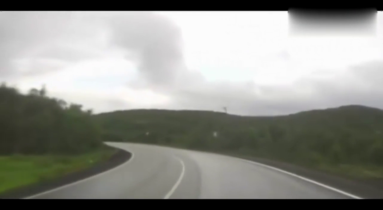 吓人 路太滑 卡车甩尾撞到小车