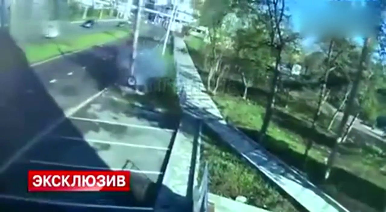 监控实拍：跑车170公里时速 撞上电线杆 瞬间化为碎片