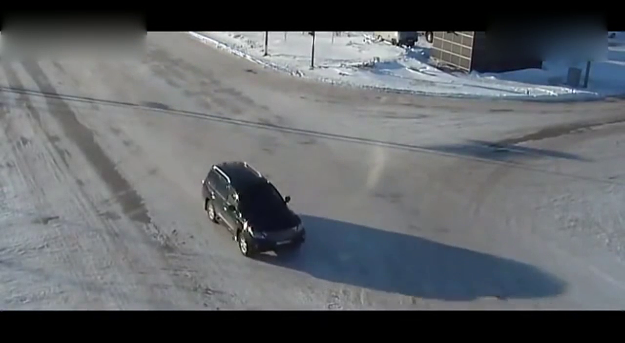 恐怖车祸！实拍搅拌车秒杀卡车