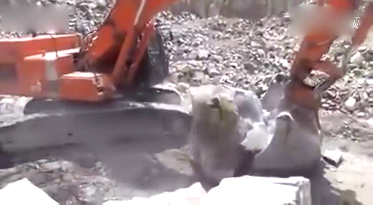 挖掘机这样给卡车装大石头，卡车司机被下得不敢上车！
