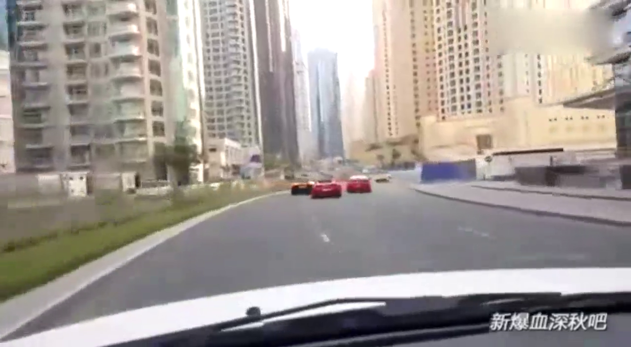 跑车等红灯空挡踩油猛轰帅酷，下一秒就是悲剧