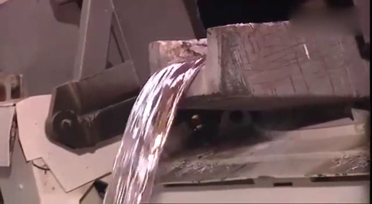 实拍大众汽车零部件生产线，生产汽车零件过程