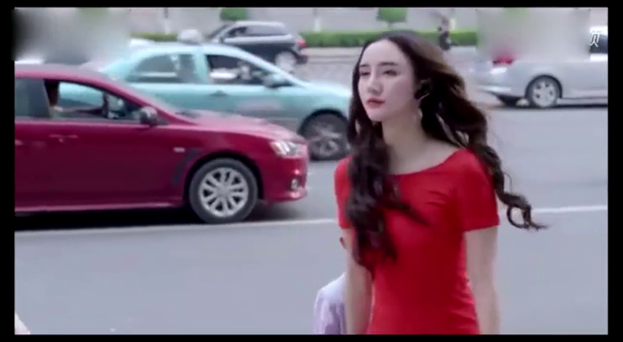 为了追回前女友，雇了一个开跑车的美女，前女友不淡定了