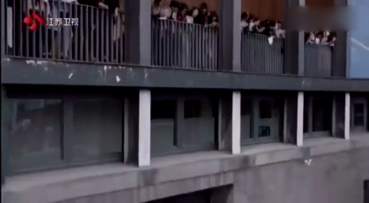 小伙开跑车霸气来面试 结果面试官被这小子快气疯了