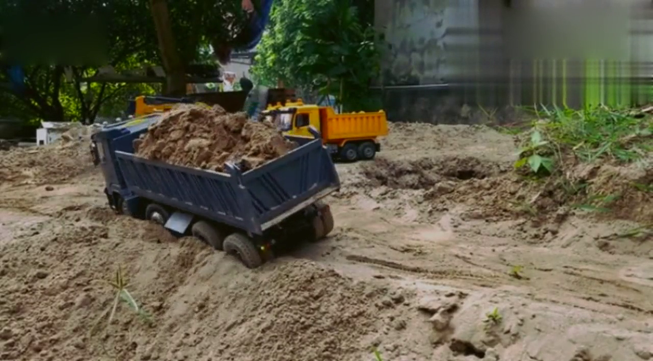 RC遥控车卡车运送沙子被困，挖掘机模拟救援