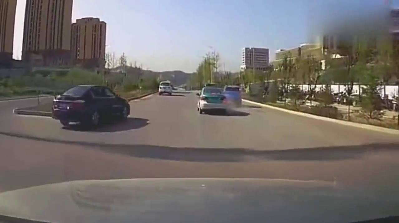 出租车打脸了，拐个弯撞上宾利，一年都白干了！