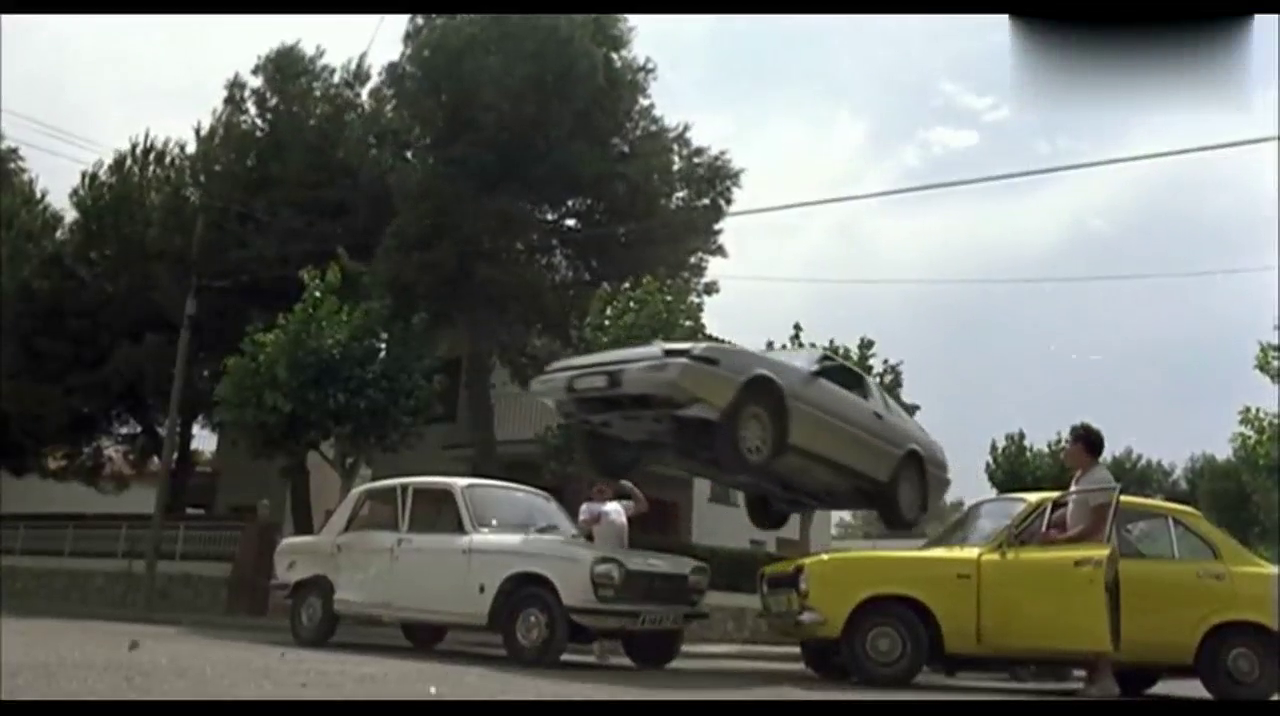 老奶奶几十岁的人了还学人飙车，下车“骂街”还不忘夸奖她的跑车