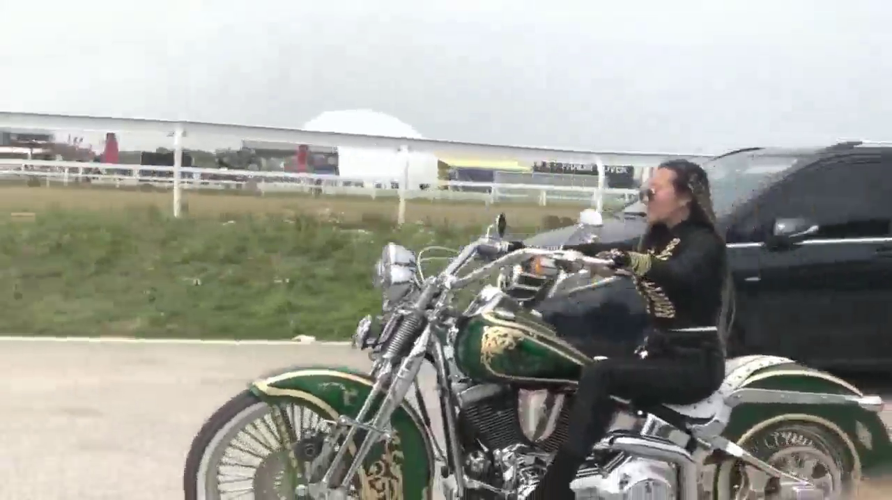 骑摩托的女王，开跑车的女王，哪个更吸引你？