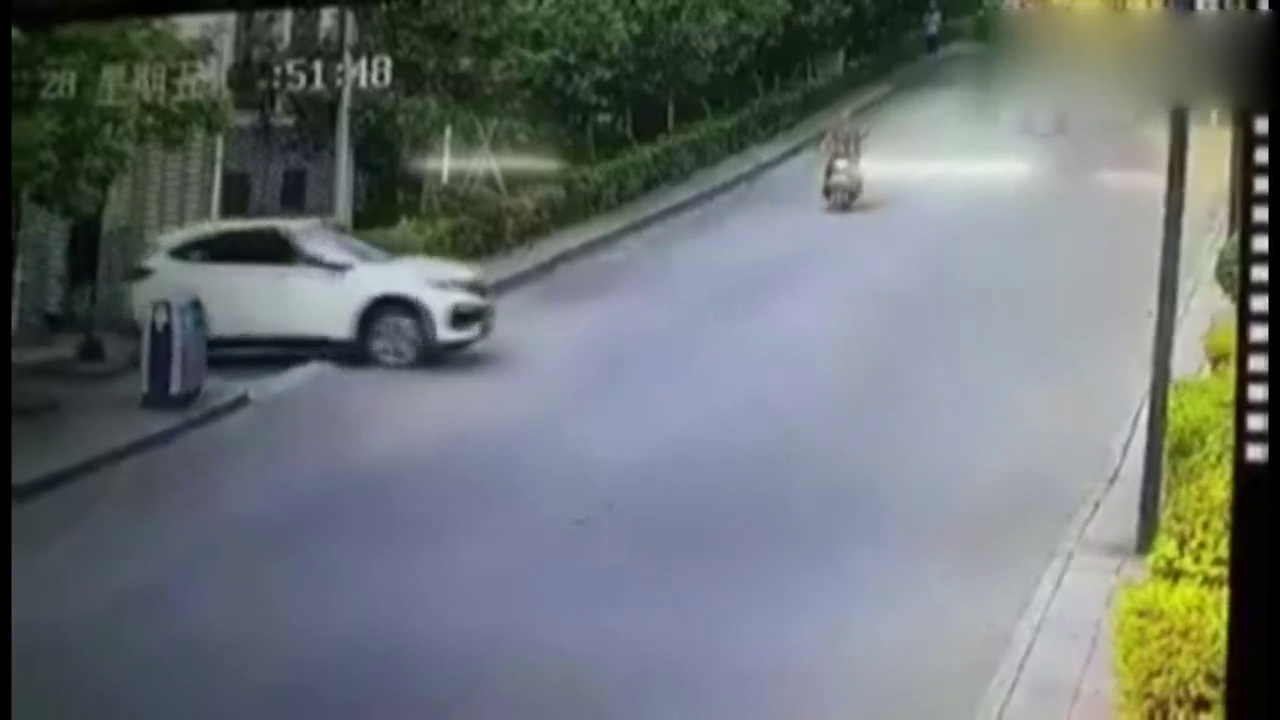 汽车扳回一局！硕大的SUV竟被骑电动车的大爷 吓到掉下坡？！