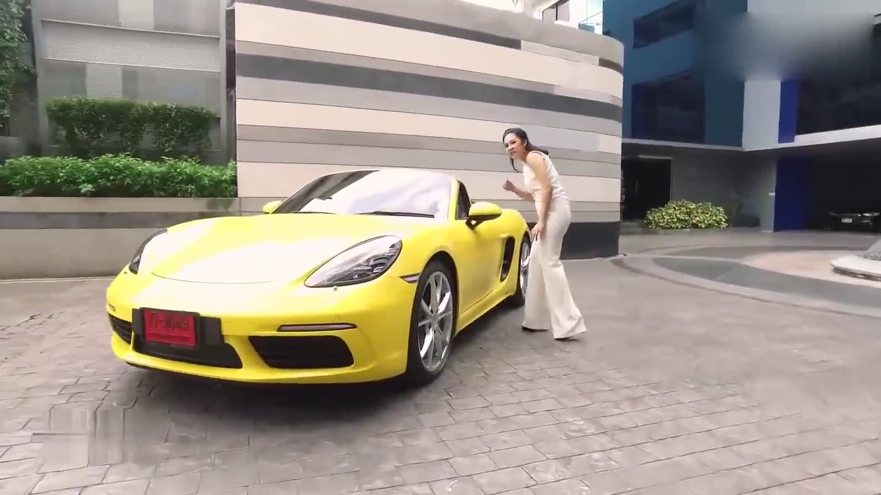 美女奋斗5年，终于开上保时捷跑车，上车那一刻全是惊喜！