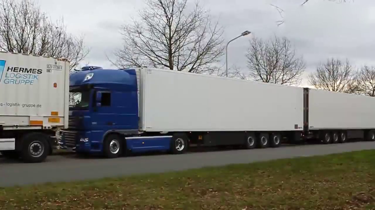 卡车司机倒车入库，这简直就是人车合一！