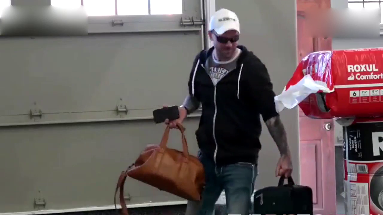 土豪儿子送给妈妈一辆奥迪R8跑车，妈妈当场蒙圈了