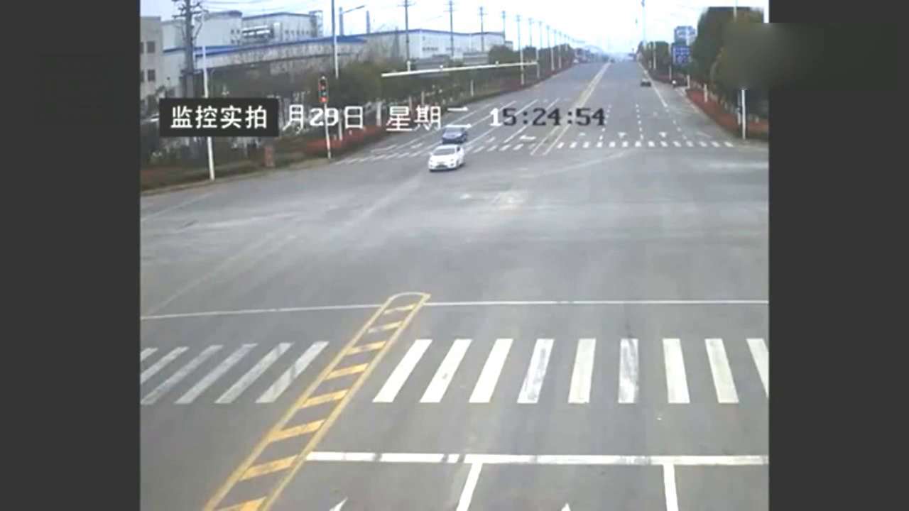 卡车闯红灯，轿车遭了殃，车头瞬间撞没了！