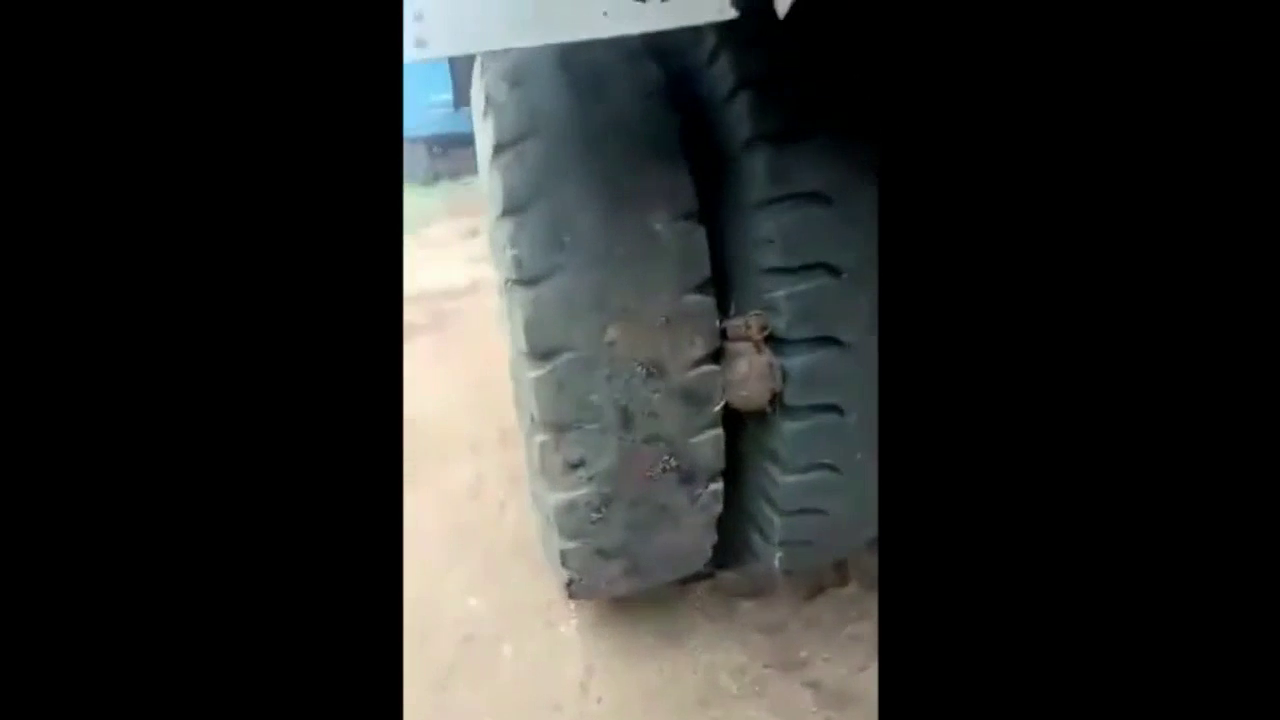 大卡车司机感觉轮胎不对，下车一看吓呆了