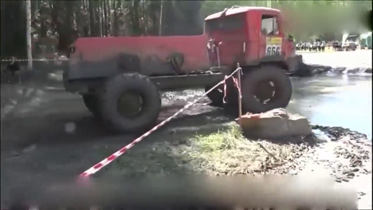 四驱卡车越野赛，参加比赛需要一定勇气