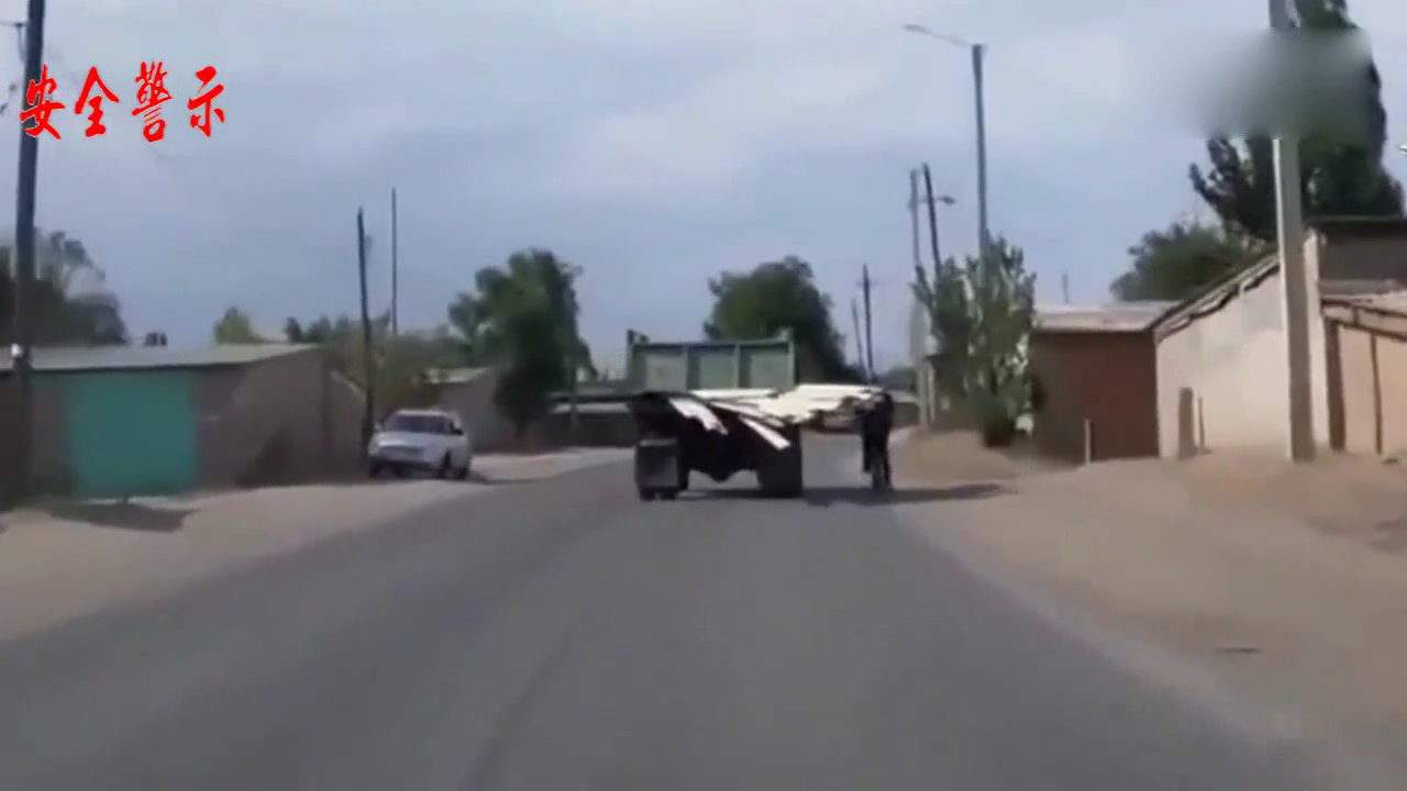 骑车男子被卡车货物挂倒：知道远离大货车的重要性了！