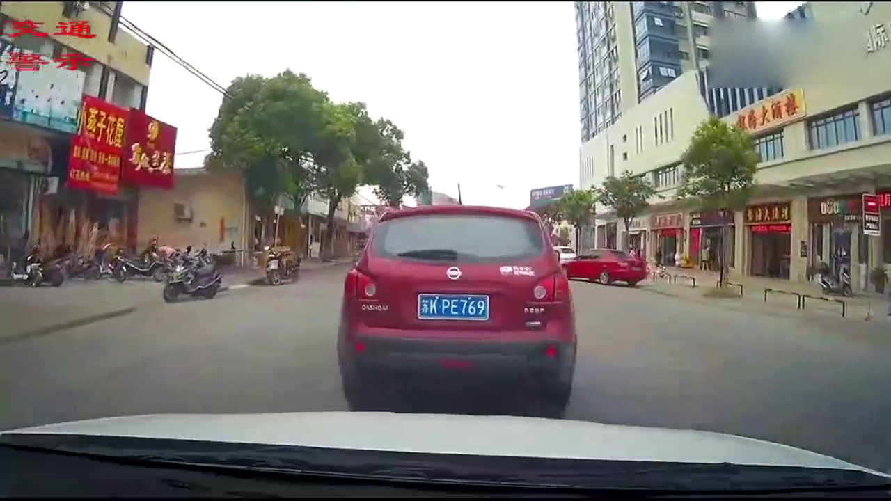 骑电车少年被出租车挂倒车前，没有记录仪这次就水洗不清了！