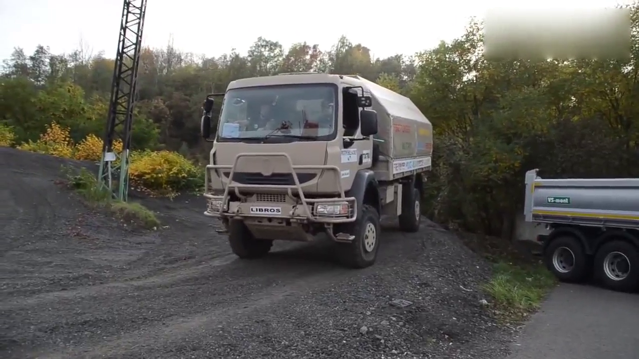 这卡车真霸气！爬那么高就不怕摔下来吗？