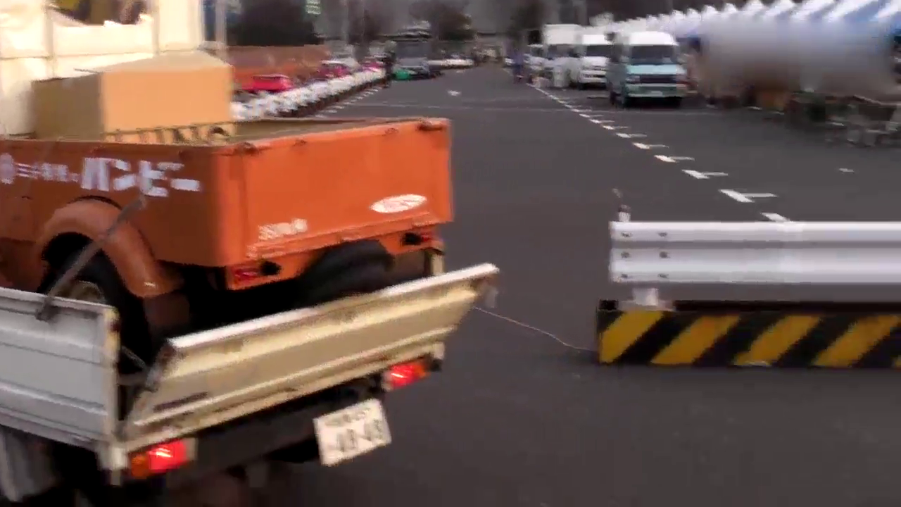 这些车看起来很老，飚起来连跑车都要让它三分！