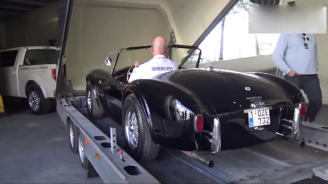 启动车子太尴尬，定制的眼镜蛇跑车到货！