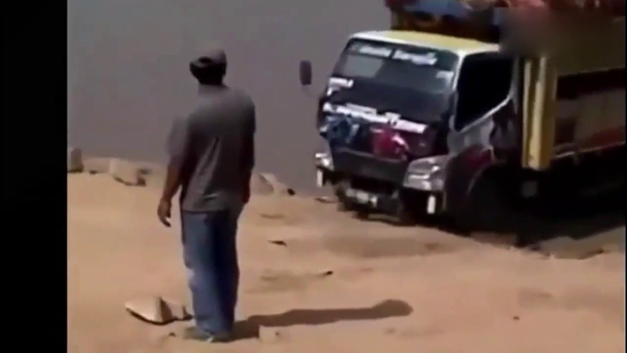 卡车差点就掉河里面，好险啊