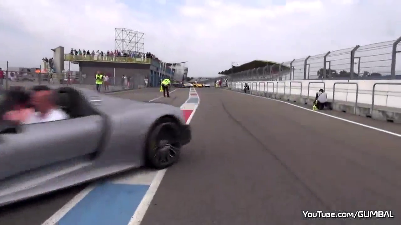 各种跑车出场，拉法就是一抹亮色！