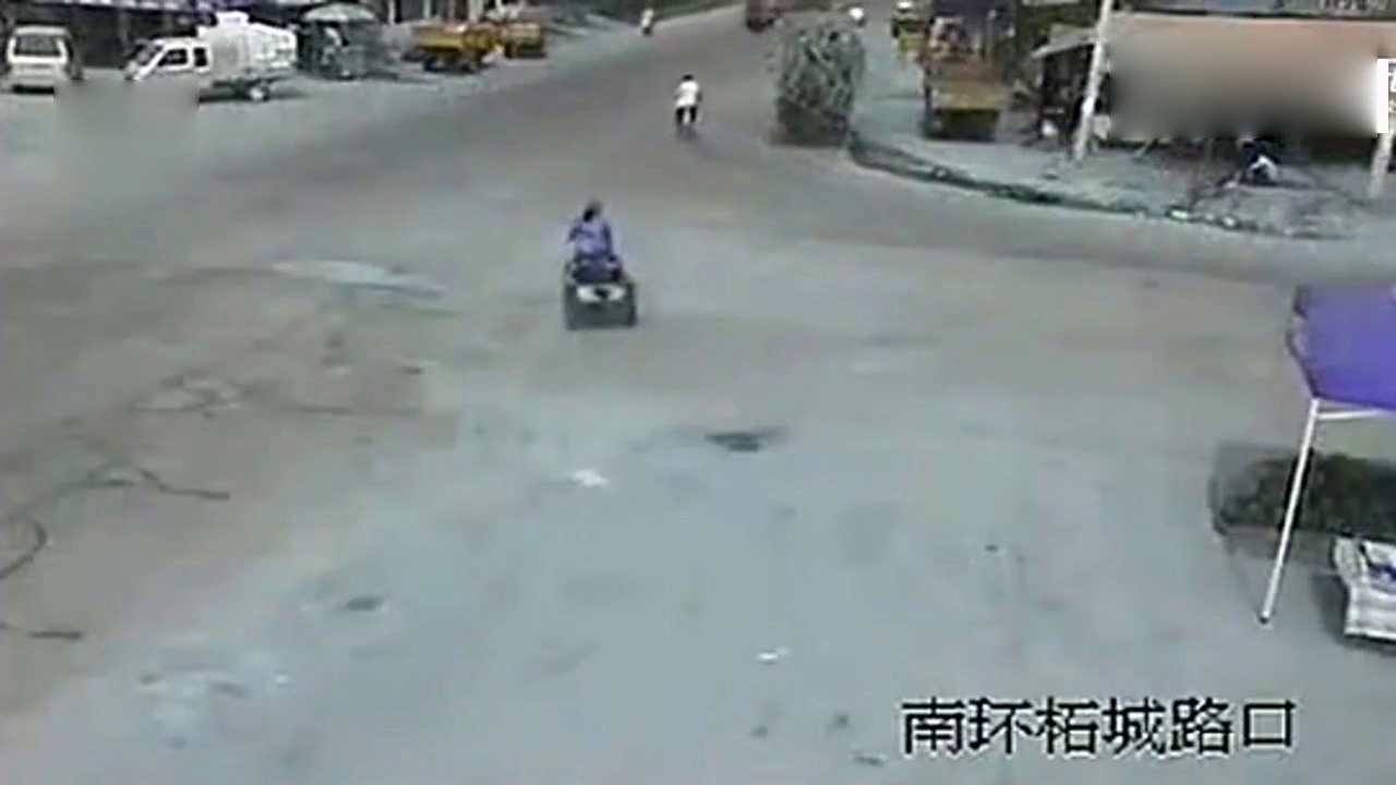 大货车为了躲避出租车, 迎面撞上三轮车女子, 监控拍下心疼的一幕