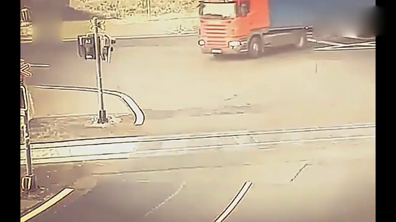 卡车车尾被火车撞飞了，卡车居然无知