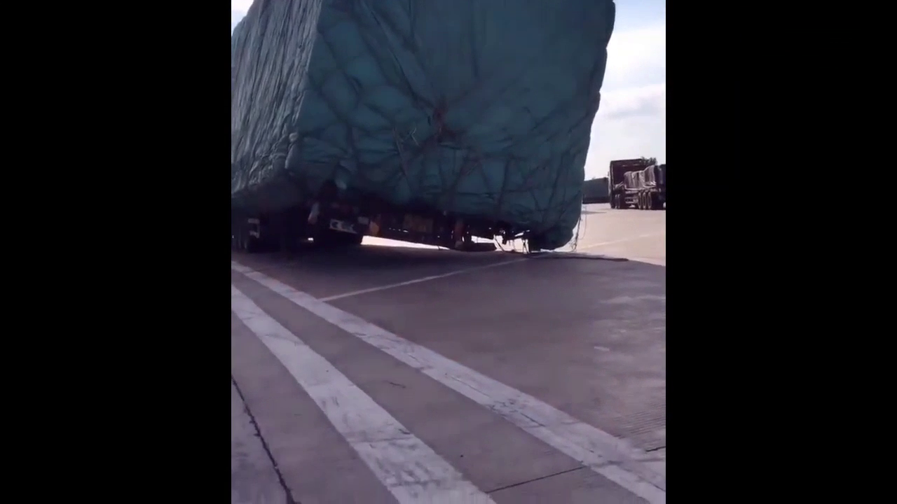 卡车司机遇到这一幕真的很尴尬，进退两难