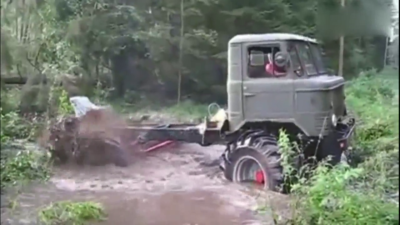 卡车卡水沟，这动力够澎湃！