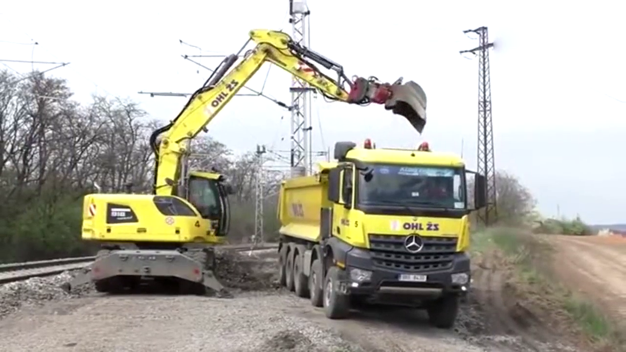 利勃海尔918装载奔驰卡车, 太为难小挖掘机师傅了!