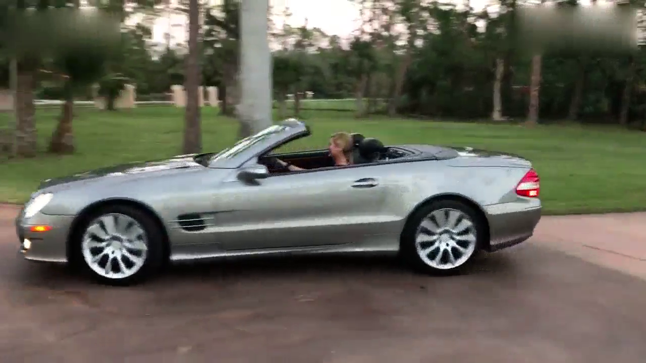 10年前的奔驰SL550跑车，打开引擎盖那一刻才知道什么叫德国制造