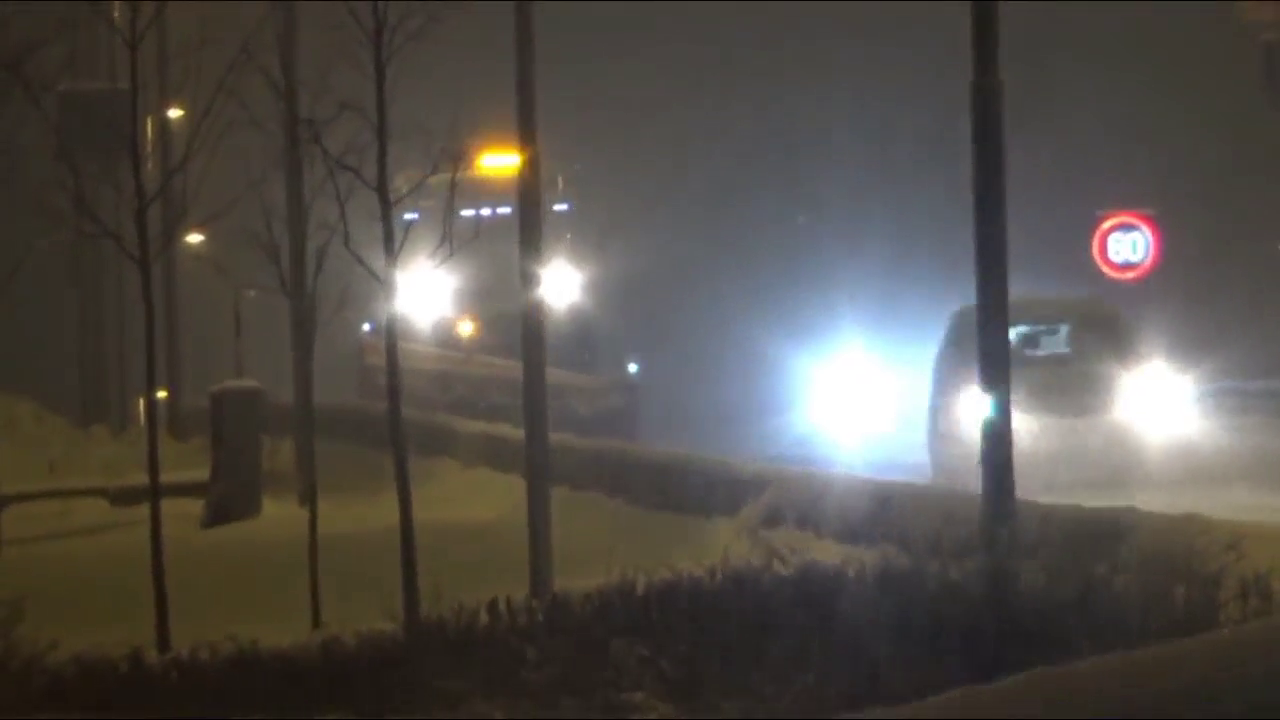 急降雪，斯堪尼亚奔驰卡车上路除雪作业！