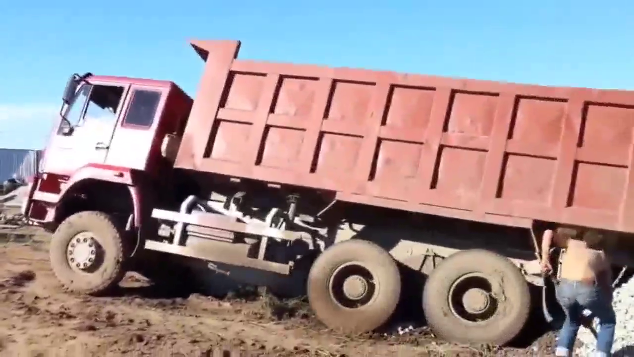 极端的卡车疯狂驾驶，翻斗车陷在泥里，怎么出来？